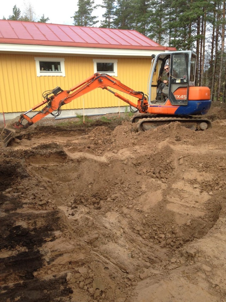 Nu sandlåda, sandhål - snart swimmingpond, ekologisk pool